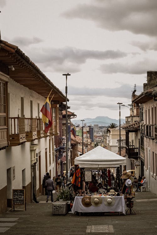 Foto d'estoc gratuïta de banderes, carreró, ciutat