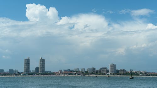 Fotobanka s bezplatnými fotkami na tému biele-oblaky, centrálne štvrte, centrum mesta