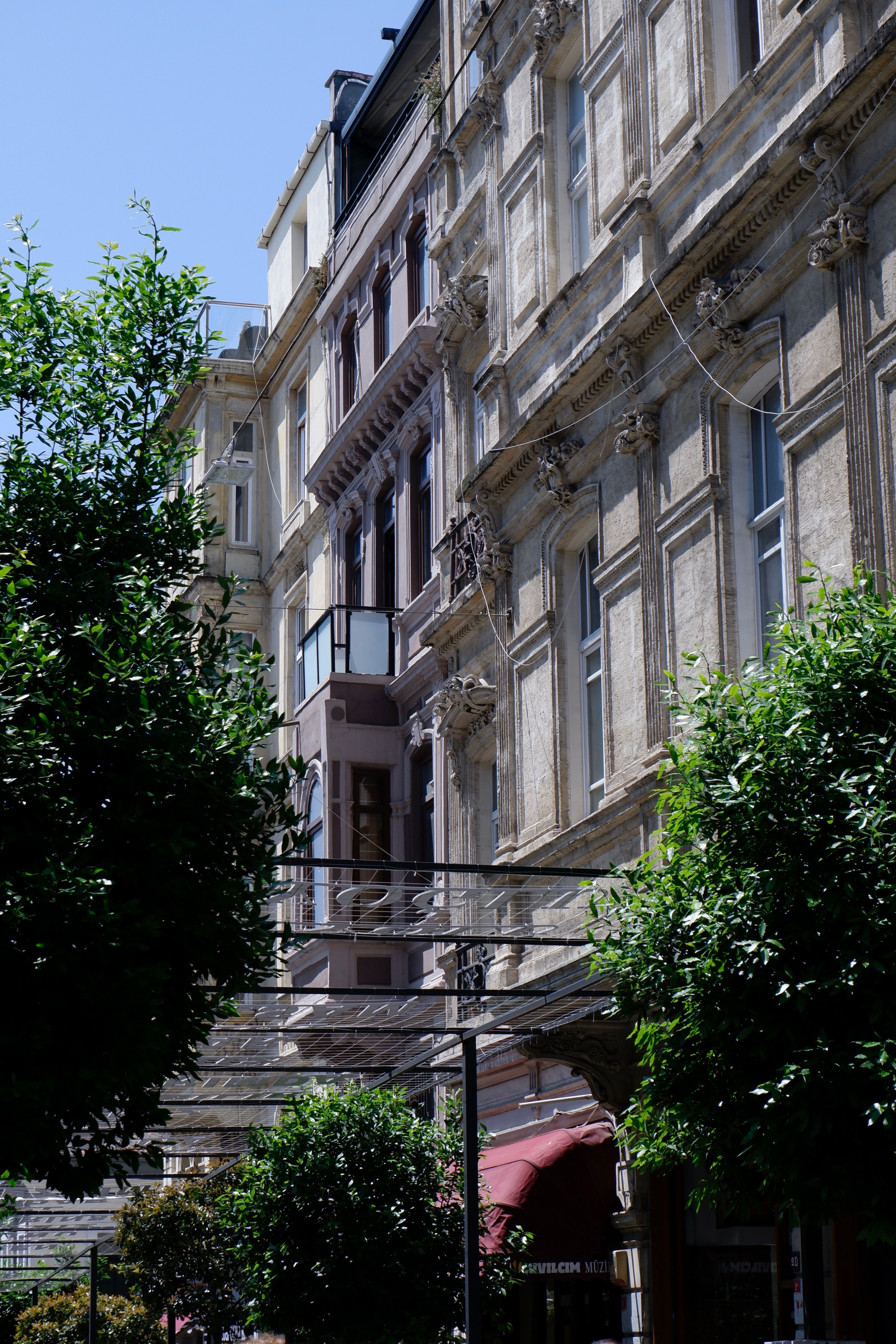 Traditional Townhouse Facade in a City · Free Stock Photo