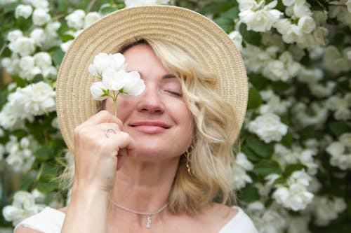 Kostnadsfri bild av blomma, blond, håller