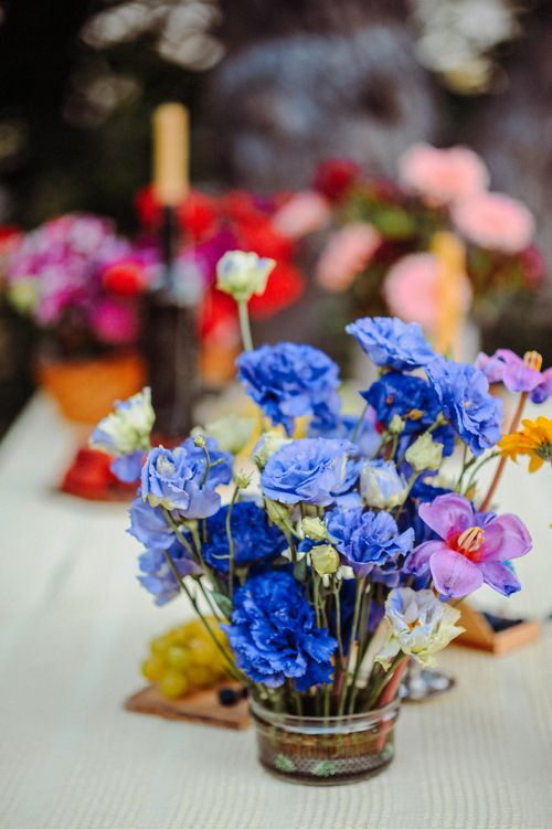 Free Vibrant table centerpiece featuring blue flowers in a glass vase, perfect for decoration. Stock Photo
