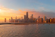 日落时分，芝加哥天际线的壮丽景色倒映在平静的密歇根湖面上