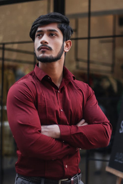 Hombre Vestido Con Camisa Roja Abotonada