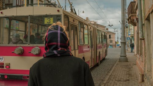 ceket, Kadın, Kent içeren Ücretsiz stok fotoğraf