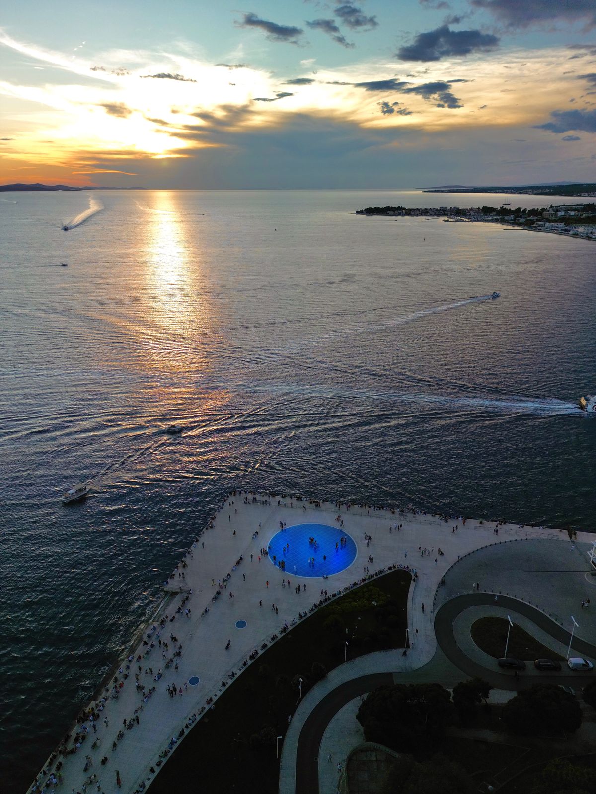 Unde te cazezi în Zadar - coasta cu Orga Marină la apus, vedere aeriană