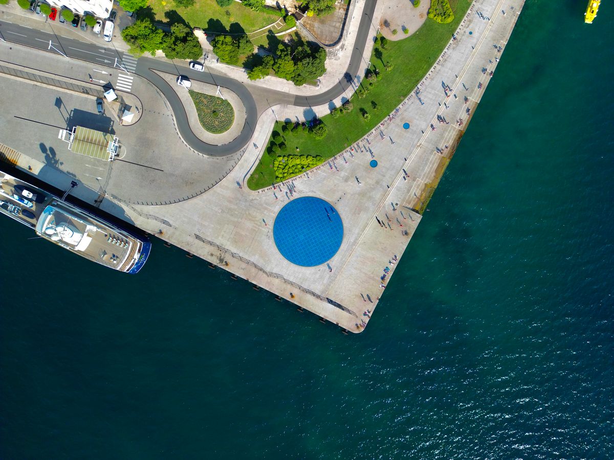 Zadar - promenada la mare cu apă limpede, vedere de sus
