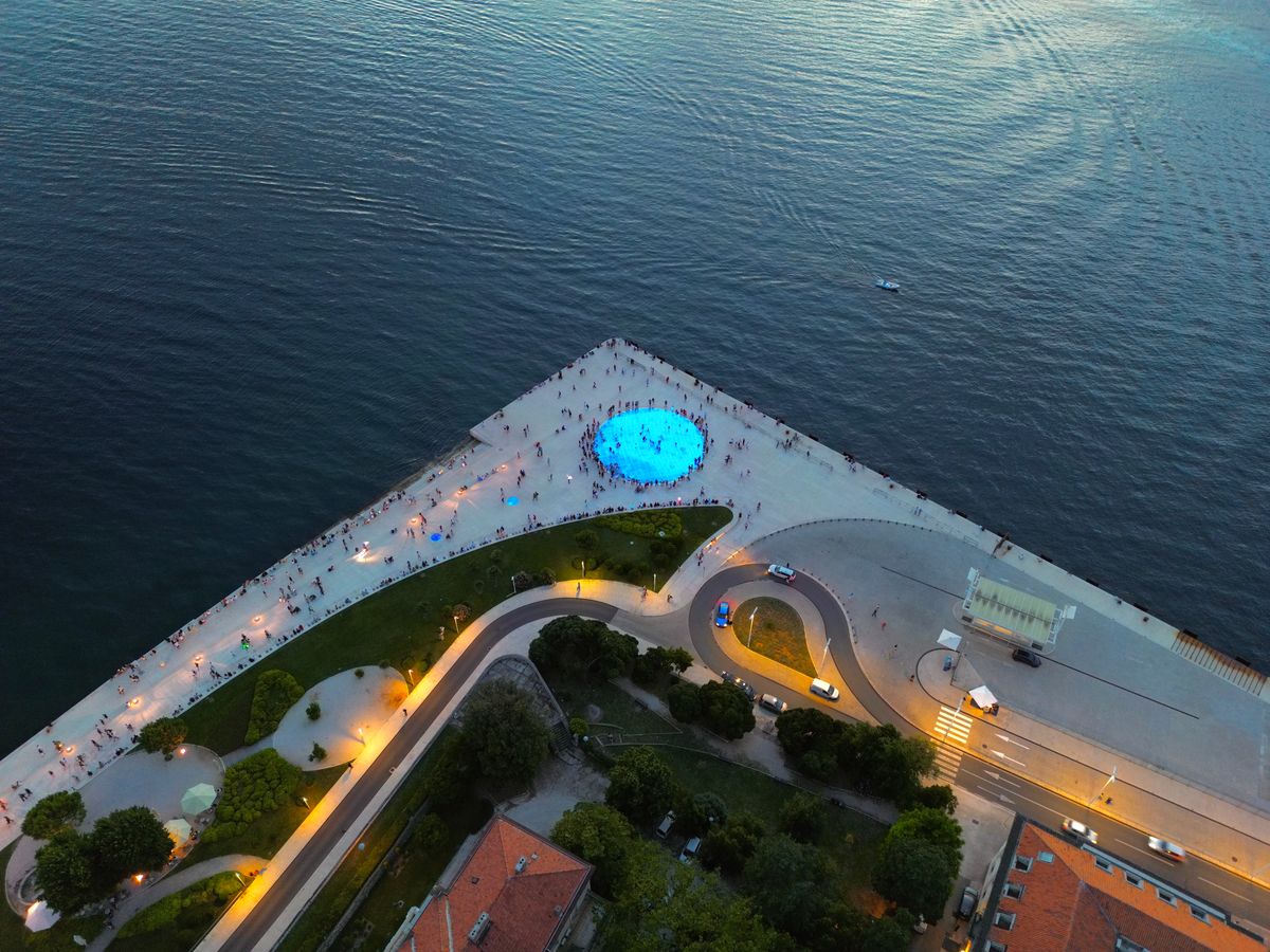 Zadar - faleza cu Orga Marină și lume la apus