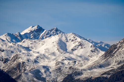 Free Stunning mountain landscape with snowy peaks under a bright blue sky, perfect for adventure and nature lovers. Stock Photo