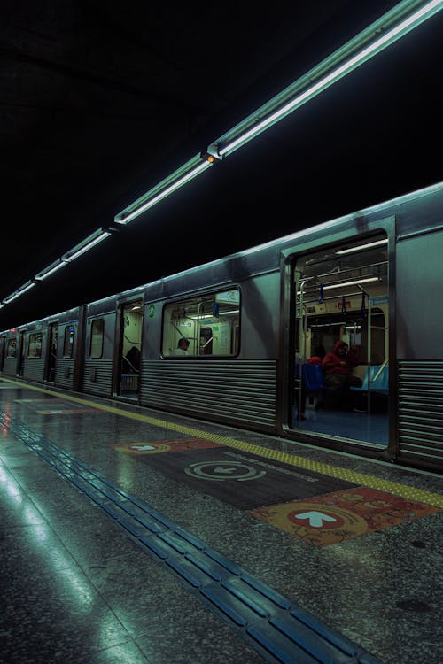 Foto stok gratis gelap, kendaraan umum, kereta api