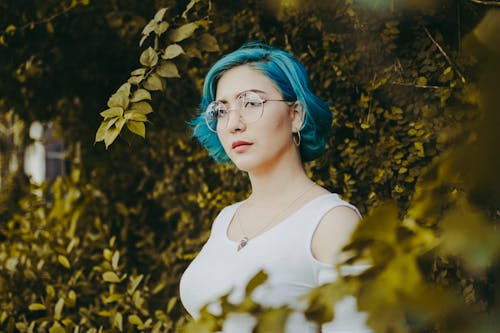 Gratuit Femme Aux Cheveux Bleus Entourée De Plantes à Feuilles Vertes Photos