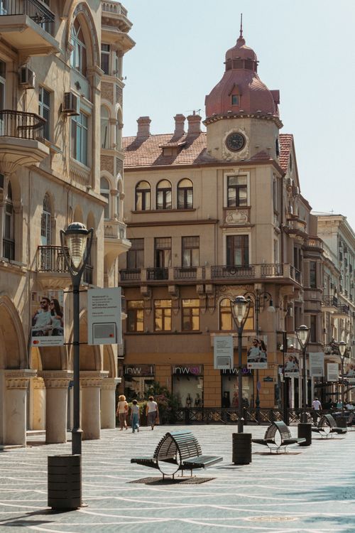 Free A scenic urban street in Baku featuring historic buildings and local landmarks. Stock Photo
