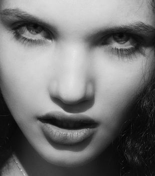 Intense black and white portrait of a woman with an open mouth and captivating eyes.