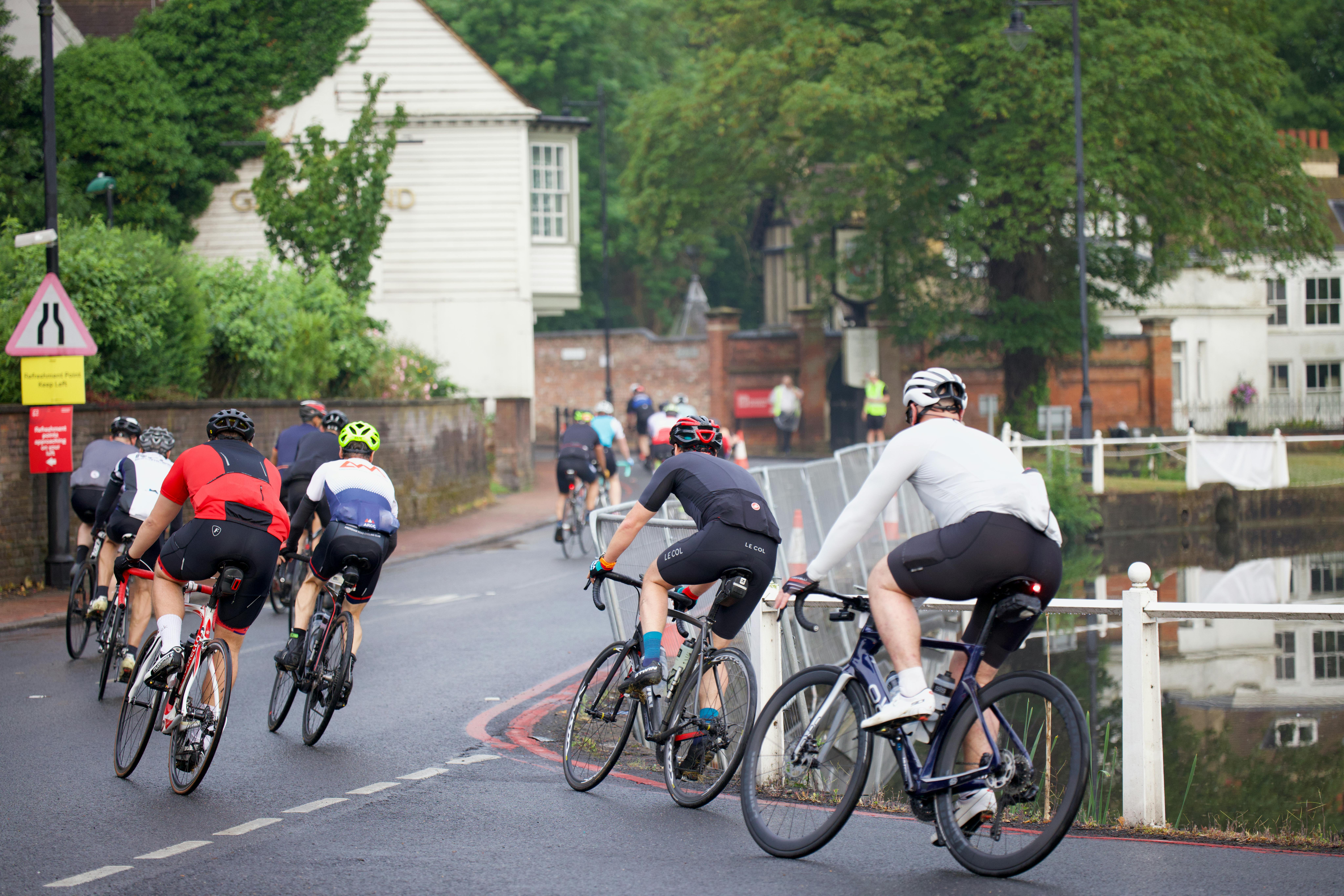 哈里王子探访男性健康慈善机构，关注在英华人男性健康问题