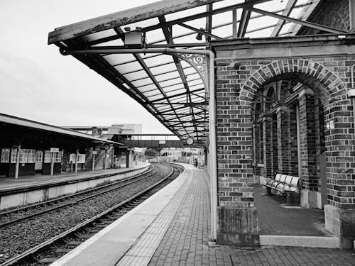 기차역, 벽돌 벽, 블랙 앤 화이트의 무료 스톡 사진