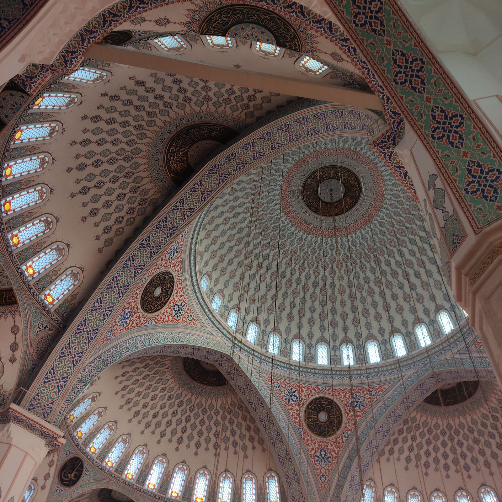 Ornamented Wall and Ceiling in Mosque · Free Stock Photo