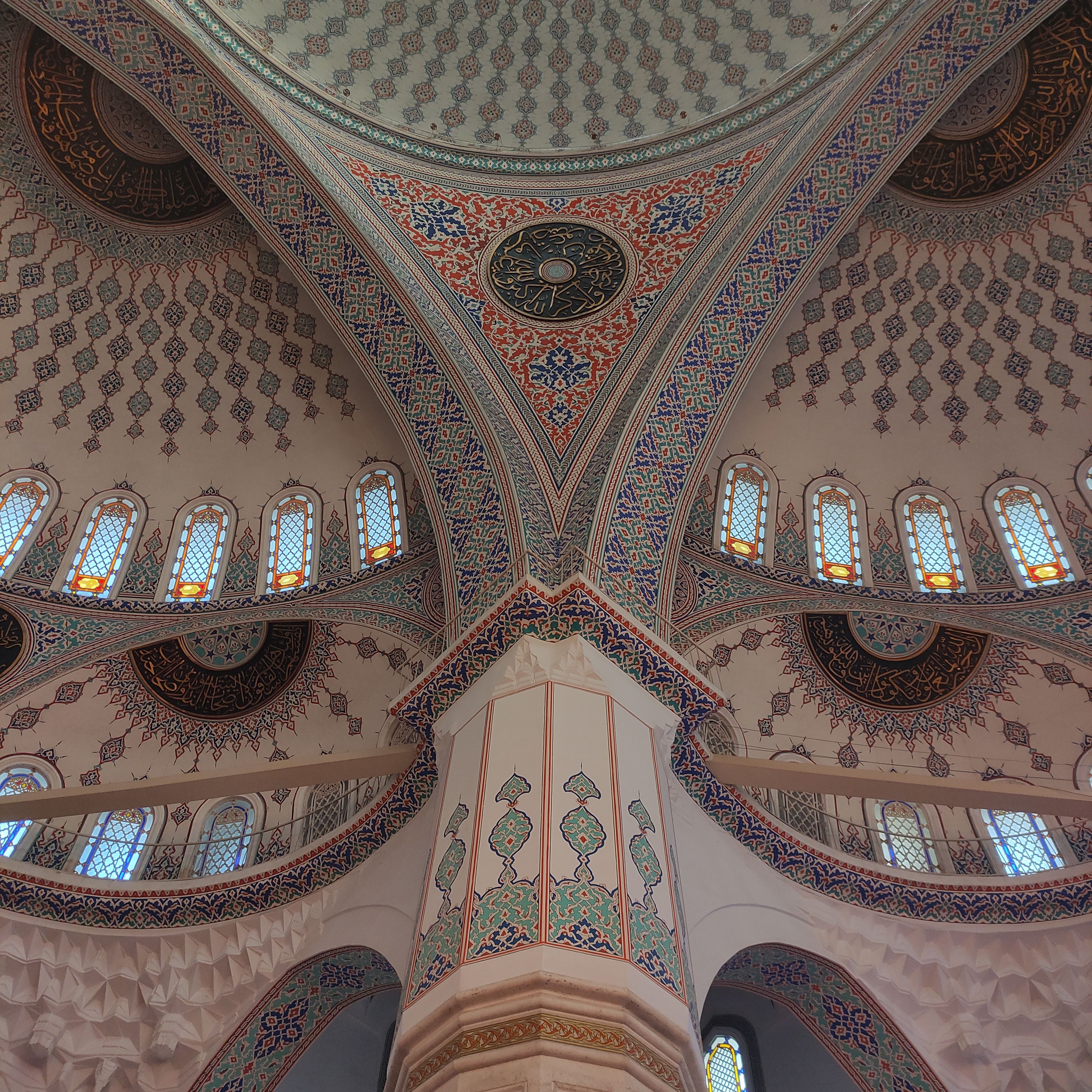 Ornamented Wall and Ceiling in Mosque · Free Stock Photo