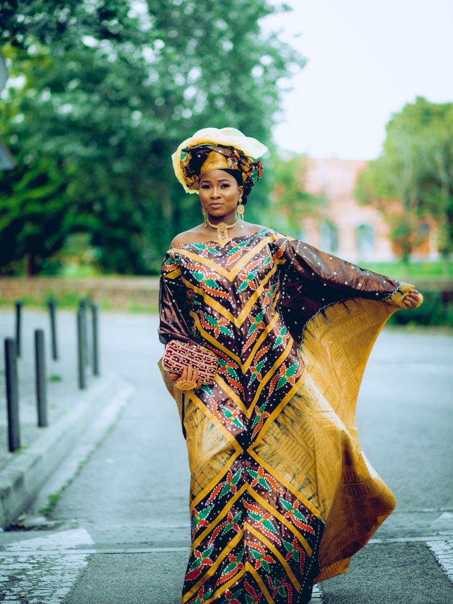 Junge Frau in traditioneller afrikanischer Kleidung