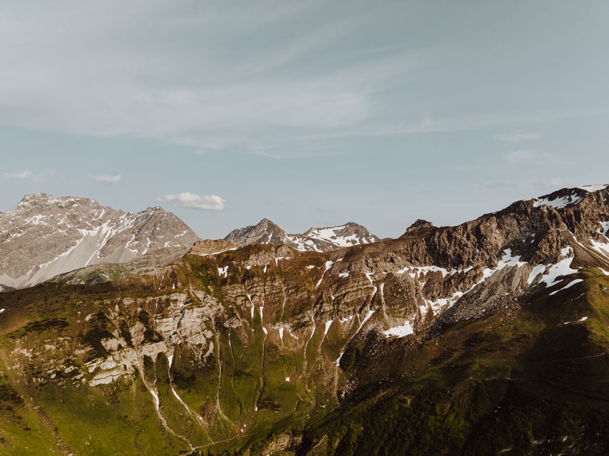 Creste alpine cu petice de zăpadă deasupra văii Malbun