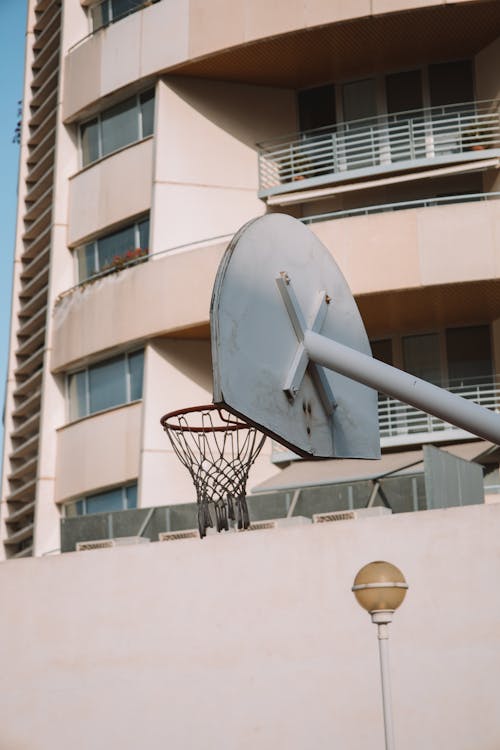 apartman binası, balkonlar, Basket potası içeren Ücretsiz stok fotoğraf