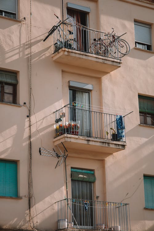 Fotos de stock gratuitas de balcones, casa de pueblo, casas adosadas