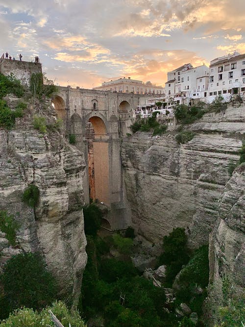 Бесплатное стоковое фото с puente nuevo, вертикальный выстрел, город