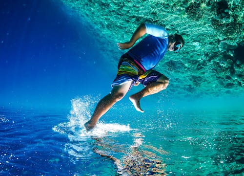 Immagine gratuita di immersione, oceano blu, persone che nuotano sott'acqua