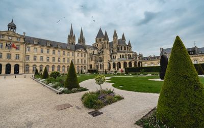 Découvrez la majestueuse Abbaye de Saint-Étienne à Caen, un mélange d'architecture gothique et de jardins luxuriants.