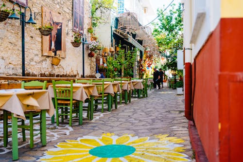 Kostnadsfri bild av gata, gröna stolar, restaurang