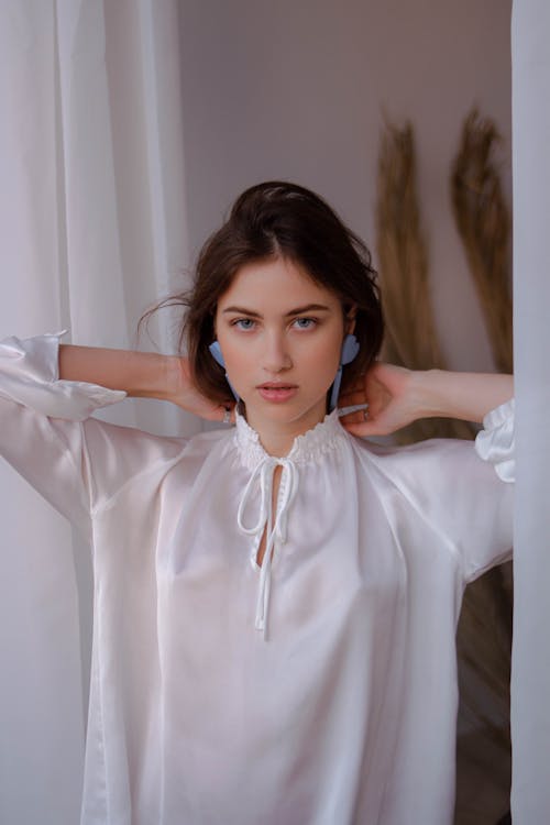 Fotos de stock gratuitas de blusa blanca, fotografía de moda, maqueta