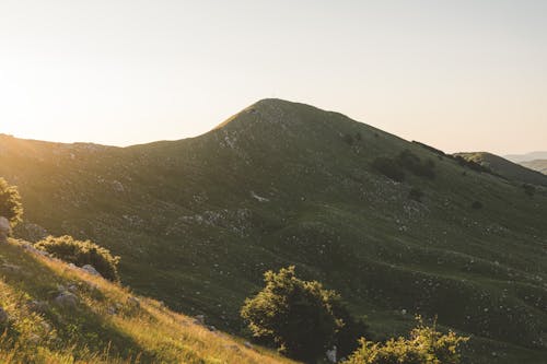 Foto profissional grátis de alvorecer, cadeia de montanhas, cair da noite