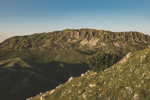 Immagine gratuita di colline, erba, formazione rocciosa