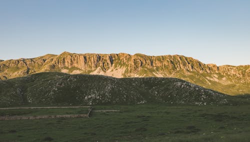 Imagine de stoc gratuită din cer albastru, deal, iarbă