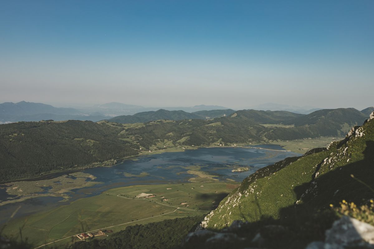 Peisaj cu munți verzi și un lac
