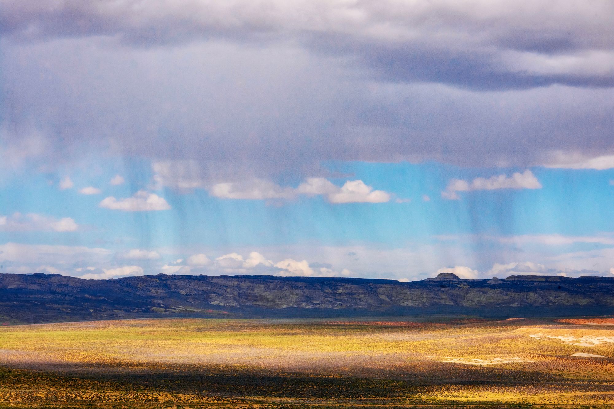 Nubes de tormenta oscuras sobre un paisaje árido del noroeste de México