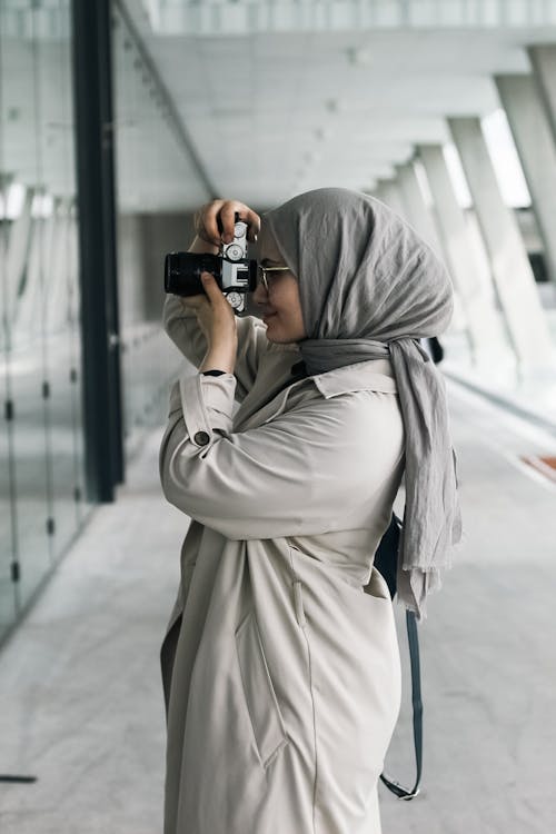 Foto stok gratis jas, jilbab, kamera