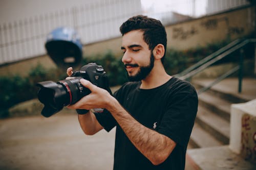 Foto Di Uomo Che Scatta Foto Utilizzando Una Fotocamera Dslr