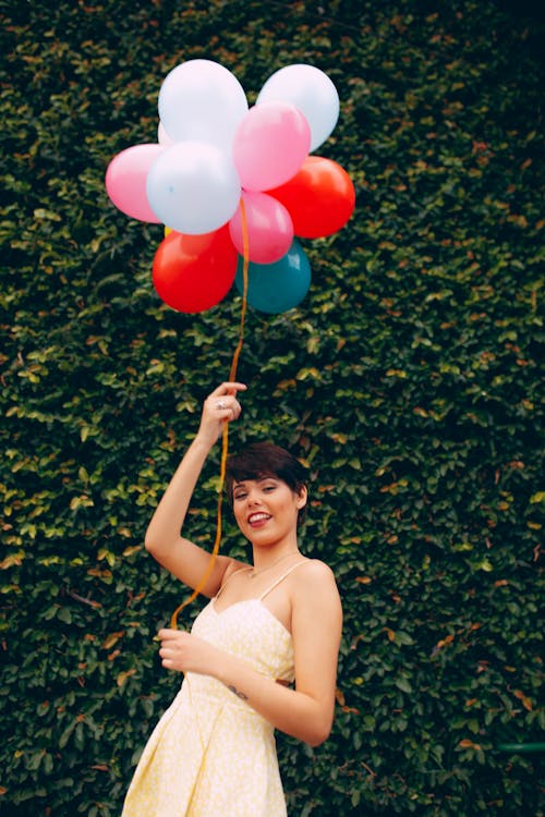 微笑的女人，拿著氣球的照片