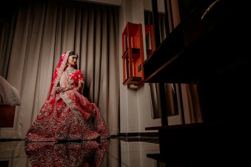 드레스, 방, 빨간 옷의 무료 스톡 사진