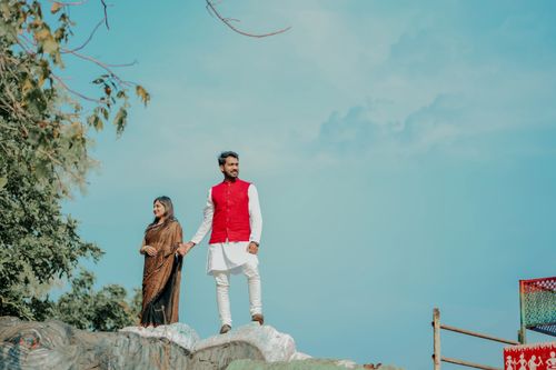 Free A couple standing on a rock in Indian traditional clothing at Nawegaon Bandh, India. Stock Photo