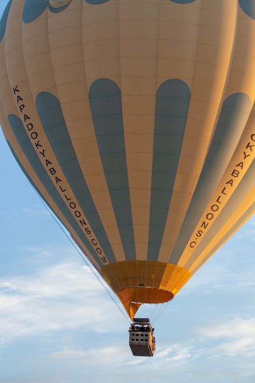 Free Vivid hot air balloon soaring over Cappadocia, Türkiye's scenic sky. Stock Photo