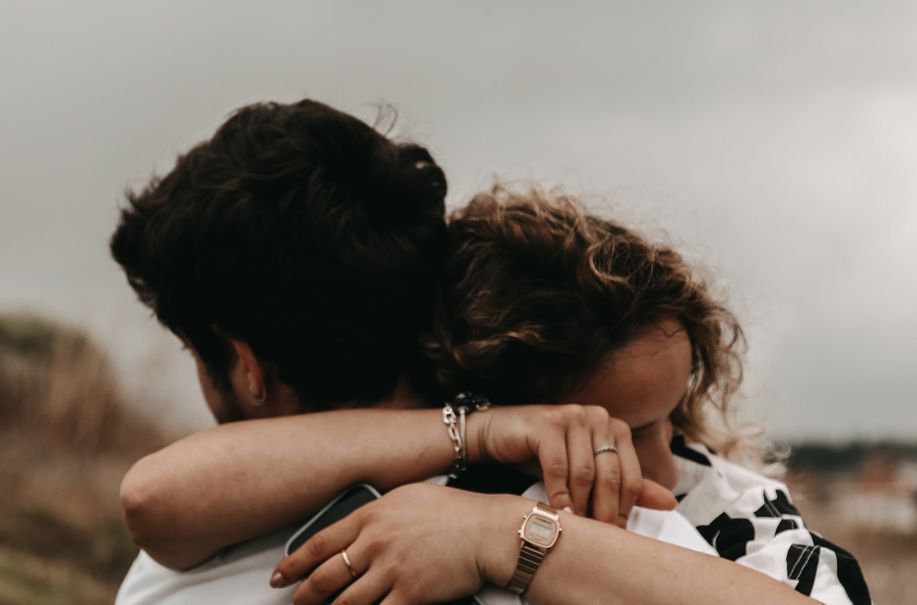 Online dating: starting a conversation on a niche platform
