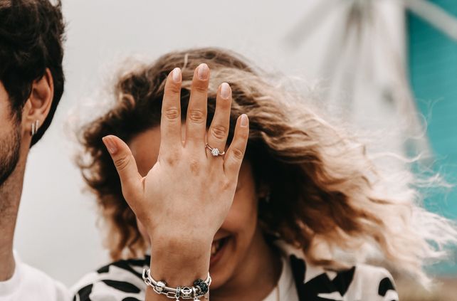 Online dating: starting a conversation on a niche platform