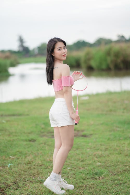 Gratis lagerfoto af asiatisk kvinde, badminton, græs