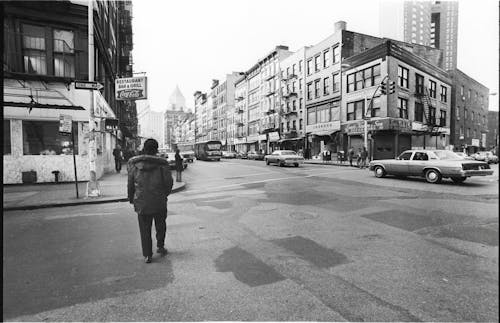 Foto stok gratis hitam & putih, jalan-jalan kota, kendaraan