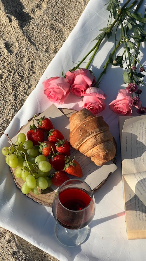 Základová fotografie zdarma na téma alkohol, čerstvý, croissant