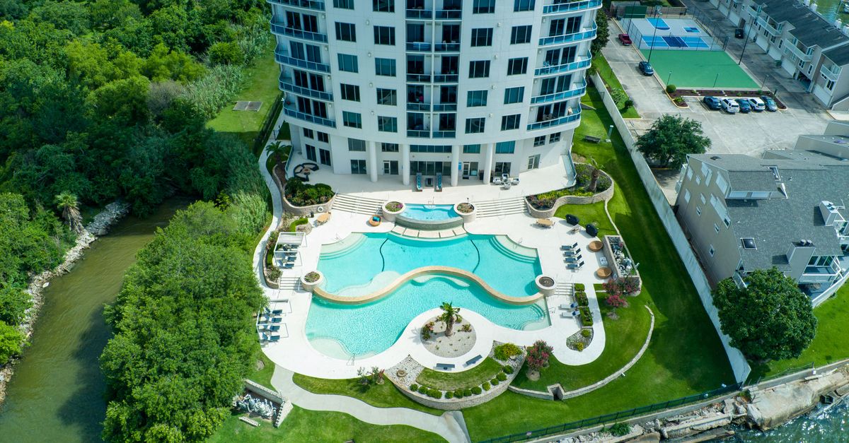 Luxurious high-rise apartment with pool overlooking nature in Houston, Texas.