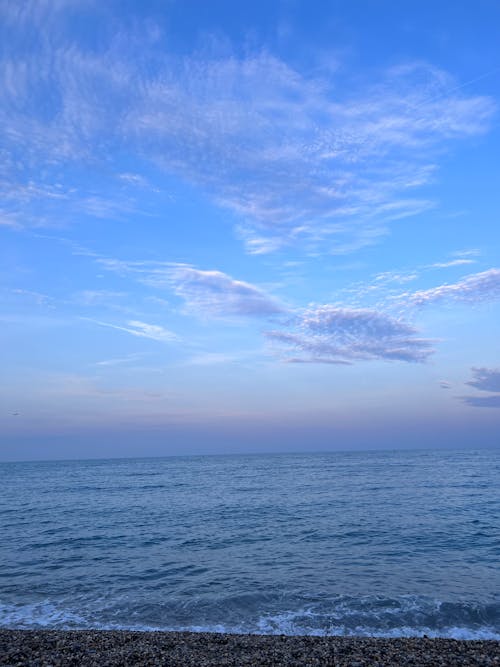Gratis arkivbilde med blå, hav, over skyene
