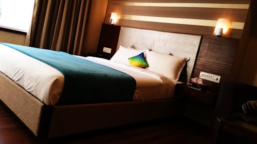 무료 침대 위에 파란색 담요 스톡 사진