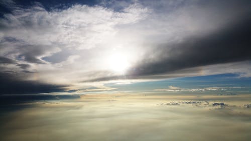 Фотография морских облаков в дневное время