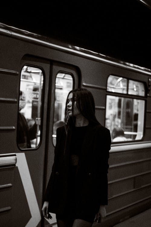 Gratis arkivbilde med bevegelse, kvinne, metro